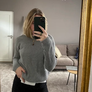 Stickad tröja - Grå stickad tröja från nakd med fin ryggdetalj