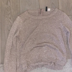 Glittrig stickad tröja  - Säljer denna rosa glittriga stickade tröjan från mango som tyvär e slutsåld nypris var 399 men säljer för 150💗den sticks ej och är väldigt mjuk 