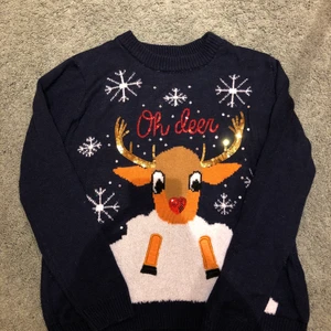 fin jultröja - Fin jultröja med en gullig ren på, perfekt för juletider🎅🏼🤶🏻🎄 Storlek M.