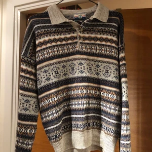 Tjocktröja  - Jättefin vintage stickad tjocktröja med knappdetalj! Perfekt för en höstig 80-tals look. Varm och skön!! 🍂✨