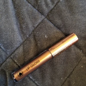 Lip gloss  - Läpp glans från depend. Aldrig använd. Köpt förra året.