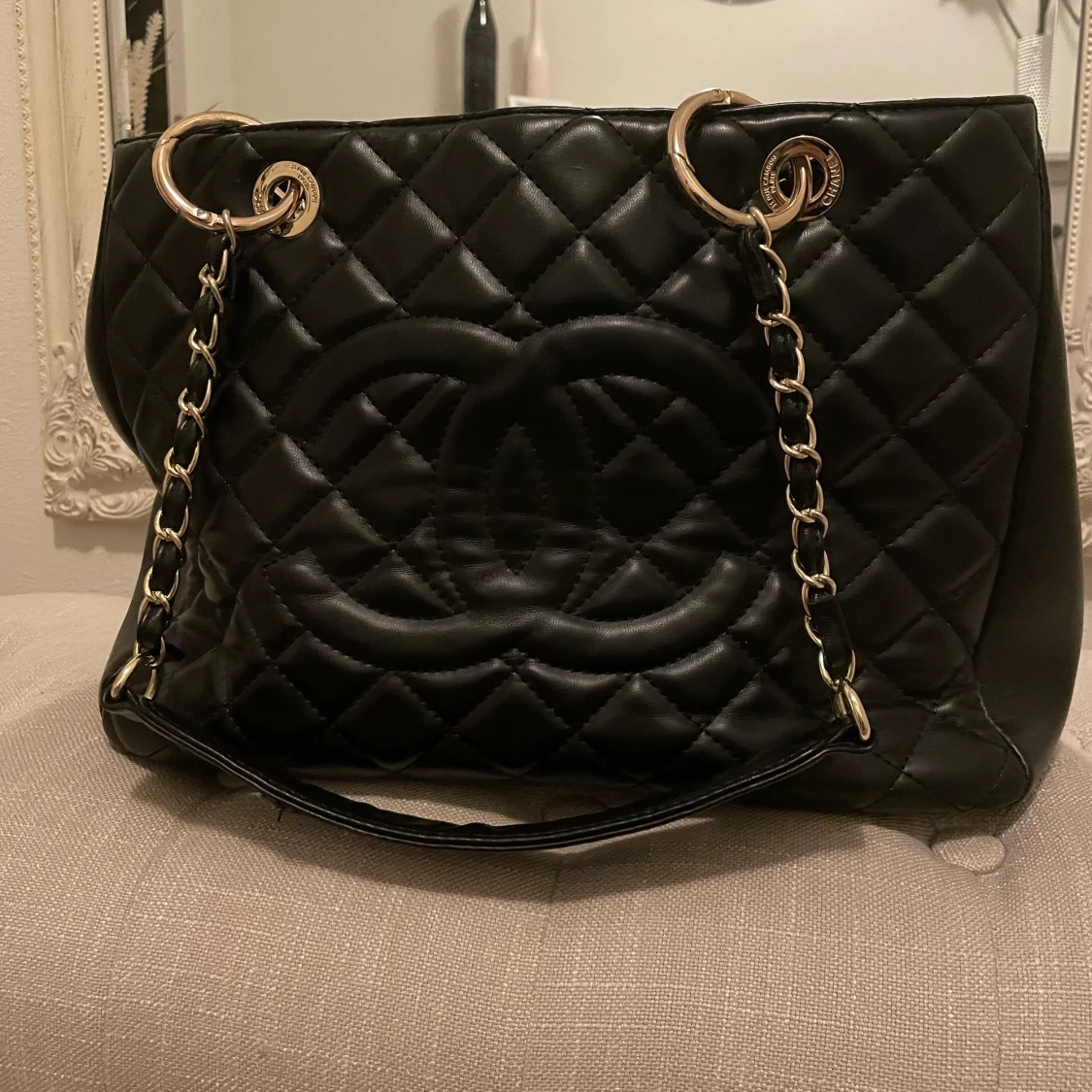 Snygg Chanel väska i äkta skinn