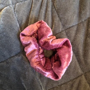 Rosa shrunchie  - Rosa shrunchie från shein. 100% oanvänd!!