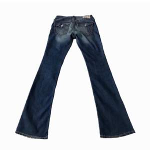 Ett par sjukt snygga true religion jeans köpta på plick men behöver pengar, storlek W26, midja: 74cm innerbenslängd: 83cm⭐️