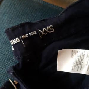 Cubus byxor - Ett par mid rise marinblåa jeans. Små för sin storlek, men fina på. Har väckt ur dem och vill därför hitta en ny ägare till dem👍