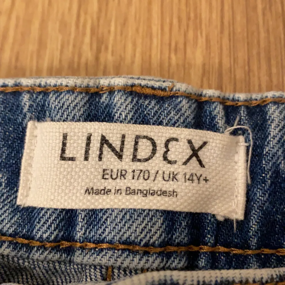 Ljusblåa jeans från Lindex. Dem är väldigt sköna och stretchiga och bra kvalitet. Det är storlek 170/14+ och jag har använt dem ganska många gånger i början på 2021 men nu har jag inte använt dem på ca ett halvår. Dem har inga fläckar eller hål eller några skador. . Jeans & Byxor.