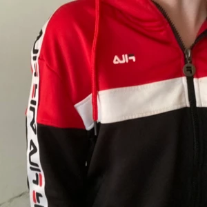 Fila hoodie - Riktigt snygg fila hoodie för vem som helst🖤