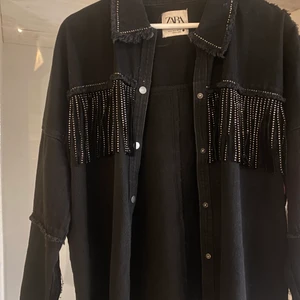 Jacka - En knappt använd jacka från zara i storlek M ( sitter även snyggt på s) skriv för fler bilder. Kan mötas i Stockholm eller frakta 💫
