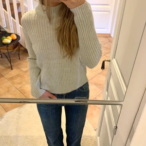 Stickad tröja polotröja - stickad ljusgrå polotröja köpt för 250kr för några år sedan, aldrig använd