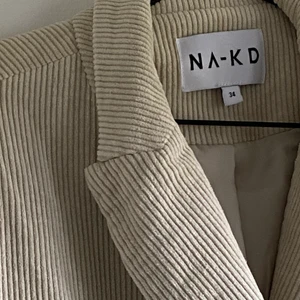 Blazer i manchestertyg  - En otroligt fin blazer i manchestertyg från NA-KD som tyvärr aldrig kommer till användning hos mig. Den är använd max tre gånger. Den är ganska varm vilket gör att den även kan användas som jacka. Köparen står för leverans kostnaden.