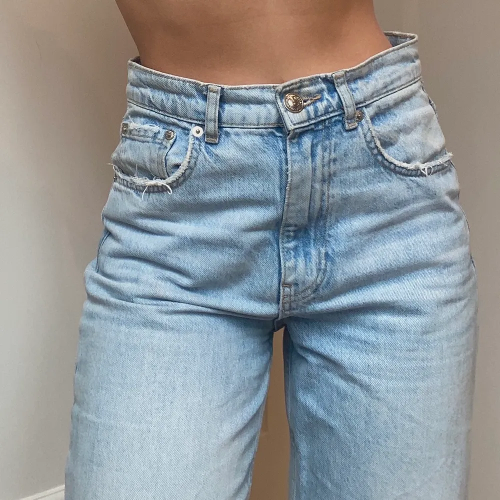 Skit snygga jeans från Gina tricot! I storlek 36. Inte använda jätte mycket. Nypris: 499kr. Jeans & Byxor.