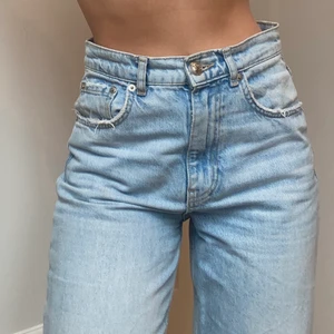90s high waist jeans från GinaTricot - Skit snygga jeans från Gina tricot! I storlek 36. Inte använda jätte mycket. Nypris: 499kr