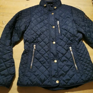 Jättefin blå ridjacka  - Superfin blå ridjacka! Sparsamt använd, mycket bra kvalité! Från Rosetti Riding.  Köptes för 195 kr, jag säljer den för 100kr.