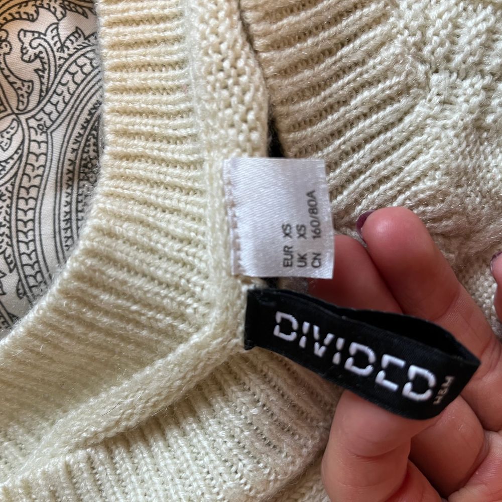 Jätte mysig stilig och skön väst. Hyfsat använd med i väldigt fint skick. Västen sticks inte. För fler bilder eller för frågor skriv gärna till mig i dm❤️västen är i XS men passar mig perfekt som har storlek S/M. Frakten tas i dm! (Du får alltid ett extra smycke på köpet) . Stickat.