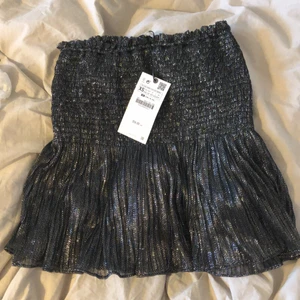Zara kjol - Säljer denna populära kjolen från Zara, helt oanvänd :) Strl XS men är i stretchigt material, jag brukar ha S! (Lånad sista bild) Köp direkt för 450, bud:280