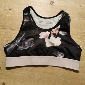 Träningstopp - Superfin träningstopp från SOC med blommotiv. Jättebra skick, lagad en gång men det är inget märkbart. Bara om man kollar på det, på långt håll är det jättefint. Superskön. Köptes för 229kr, säljs för 100kr. Pris kan förhandlas vid snabb affär!