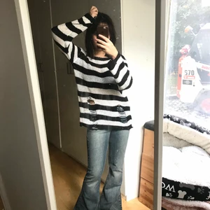 stickad randig - randig stickad tröja med massa hål💋 