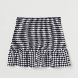 Rutig kjol - Säljer min rutiga kjol från H&M, slutsåld i denna storlek. Köpt av en här på Plick men har aldrig haft användning för den, därav i väldigt bra skick. Väldigt stretchig så passar nog en S och XS också. Kontakta mig privat för fler bilder eller frågor!❤️‍🔥 (Andra bilden är lånad)