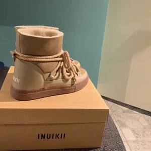 Inuikii vinterskor - HELT NYA inuikii skor i färgen ”beige”!! Assnygga och perfekta nu när det börjar bli kallare ute☃️ Skriv för fler bilder eller om du har några frågor!! 