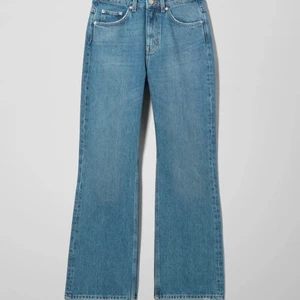 ALDRIG ANVÄNDA WEEKDAY JEANS  - Weekday jeans, modell ”MILE”. Storlek 32/30. Nyskick, endast provade men fel storlek.
