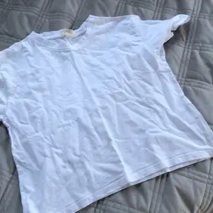 Vit T-shirt med ett vitt NYC märke på❤️ har använt den 20 gånger ungefär!