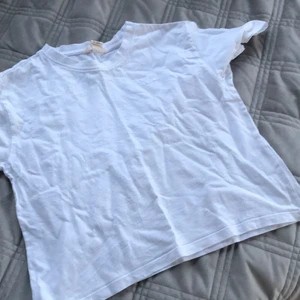 NYC tröja - Vit T-shirt med ett vitt NYC märke på❤️ har använt den 20 gånger ungefär!