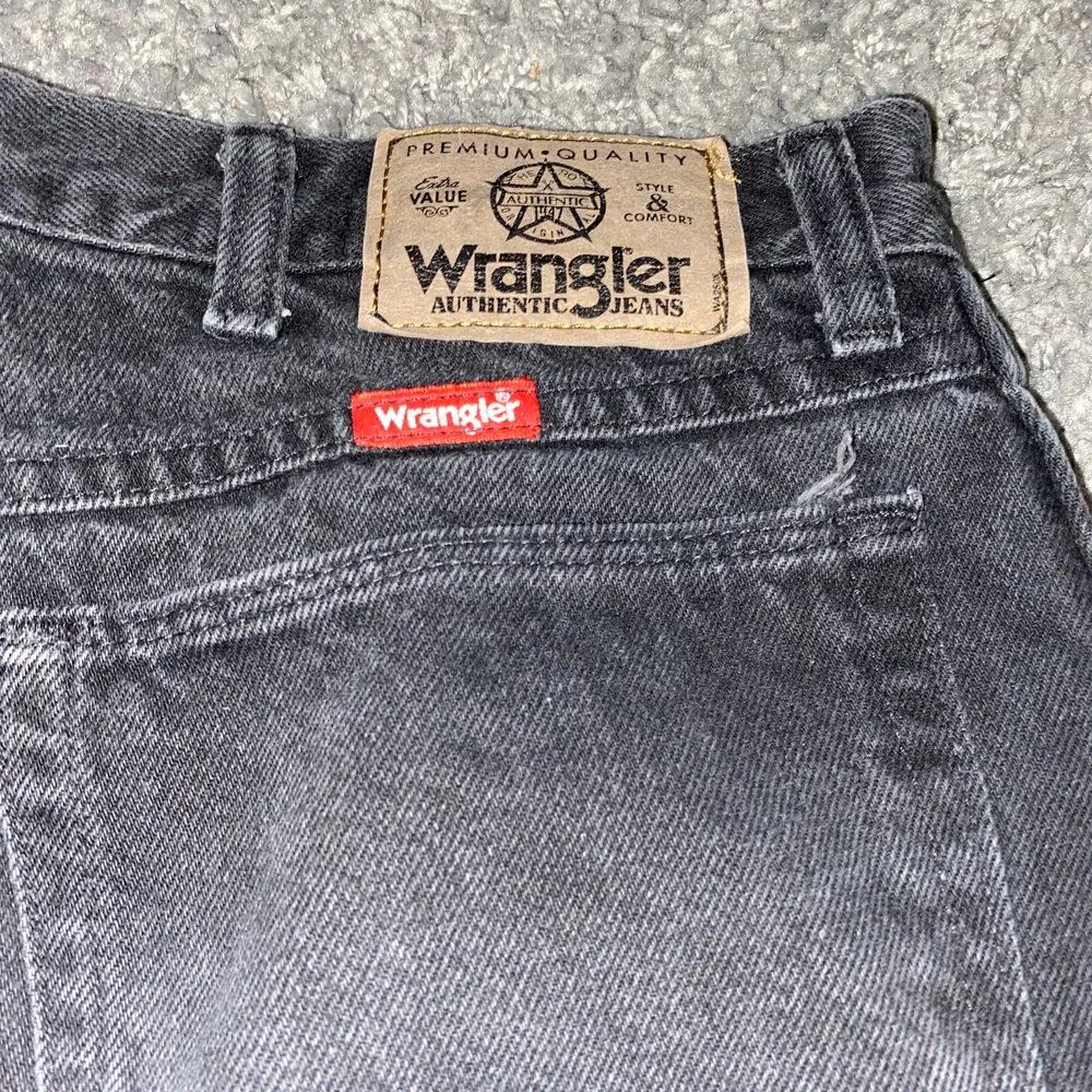 Svarta Wrangler Jeans Storlek L. Fet passform och bra uthållighet på byxorna. Bra för skate! Bättre än dickies med!. Jeans & Byxor.
