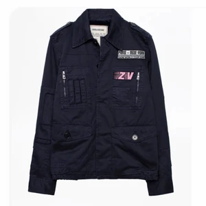 Zadig & Voltaire jacka - Säljer min så snygga mörkblå Zadig Voltaire jacka då den inte kommer till användning. Den är i jeanstyg och päls på insidan. Fint skick då den inte används så mycket. Priset kan diskuteras så buda gärna! 