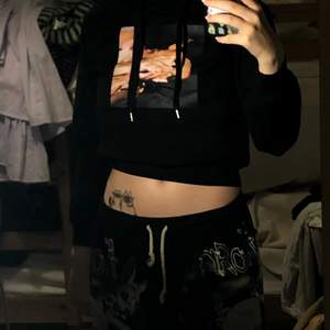 säljer en ariana grande hoodie köpt från H&Ms Sweetener collab. köpt i butik och använd 2 ggr. fint skick!