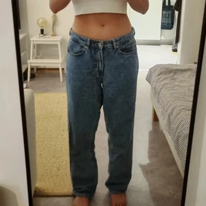 Loose fit jeans från VAILENT🌼 - Jättesköna jeans i strl S från Vailent. Köpt på Carlings, sitter oversized på mig som oftast bär S, så passar även för M om man vill ha den lite tightare! I fint skick och säljes pga för liiite för stora i storleken🥰                                                                                 Köparen står för frakt!🌼