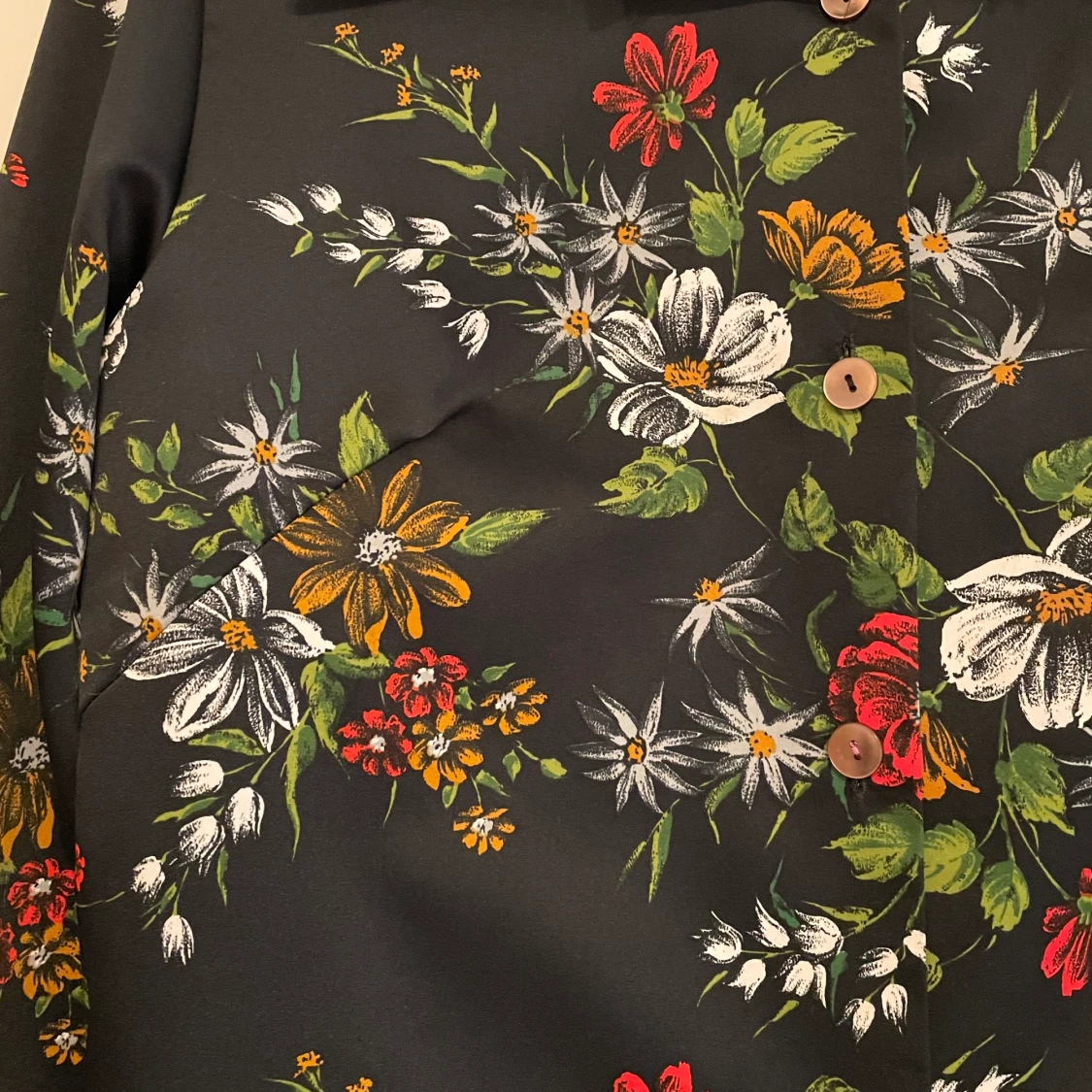Fin blommig skjorta  - 91