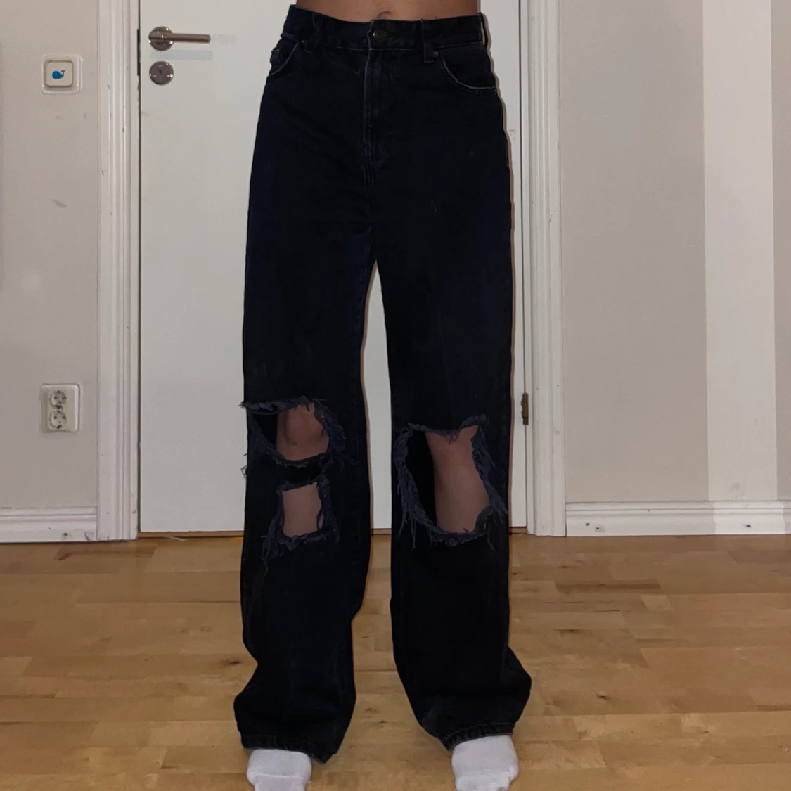 Högmidjade jeans med hål