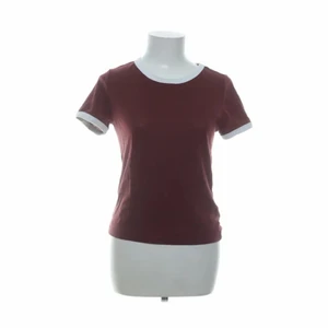 Vinröd thshirt - Vinröd t-shirt från divided. Ganska väl använd men i bra skick. Passar S och XS. Köparen står för frakt. (Bilder från sellpy)💖 