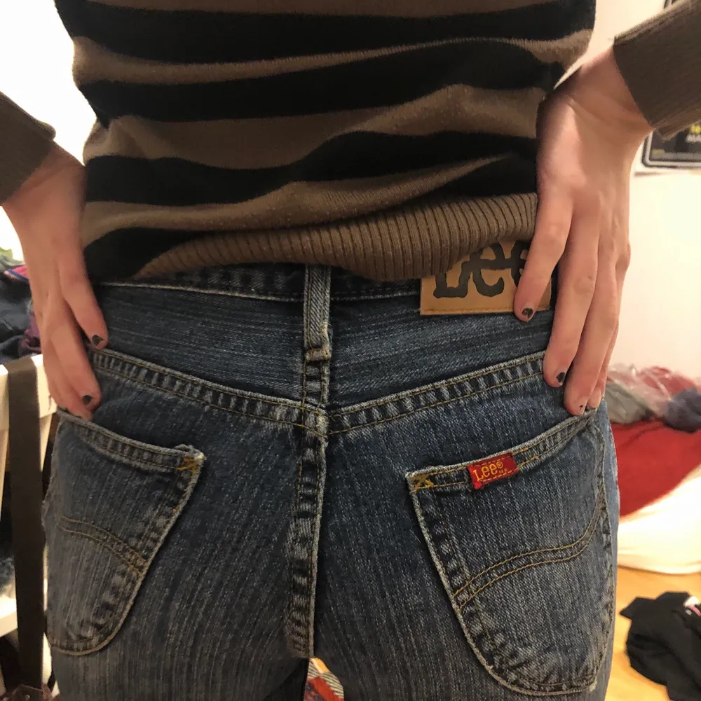 Bootcut jeans från Lee, typ mid waist. Fina paljetter nedtill! (Fraktar bara). Jeans & Byxor.
