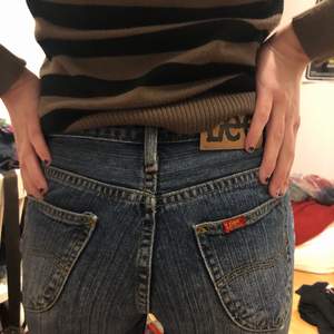 Bootcut jeans från Lee, typ mid waist. Fina paljetter nedtill! (Fraktar bara)