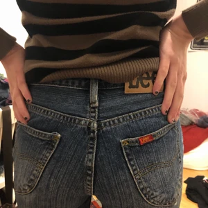 Lee bootcut jeans - Bootcut jeans från Lee, typ mid waist. Fina paljetter nedtill! (Fraktar bara)