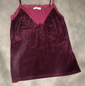 Vinröd topp, jätte snygg. - Säljs då för att den aldrig blir använd. Jätte snygg vinröd topp. Har haft i några månader och har används några gånger. Är i 9/10 i skick skulle jag säga.