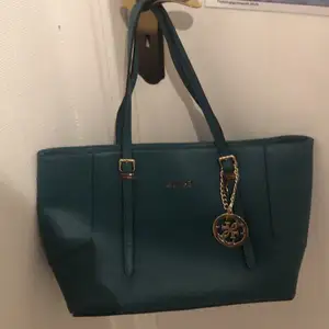 Grön guess väska nästan aldrig använd