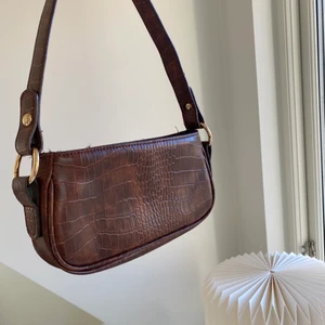 Liten väska - Fin baguetteväska från Asos. Endast använd under en resa som varade i en vecka. Så fint skick. Köpare betalar frakt.