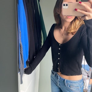 Kofta topp - Säljer denna fina koftan/topp då den inte kommer till användning längre. Det går att stänga och öppna alla knappar så man kan använda den som en kofta. Hör av er för fler frågor eller bilder🥰