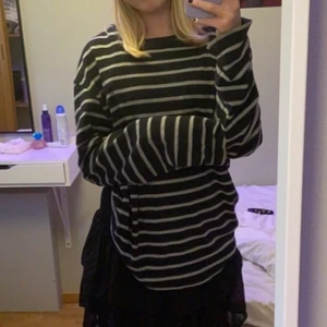 Randig tröja  - Tröja från Lindex basic. 💕 Den sitter overzise på mig som har S 