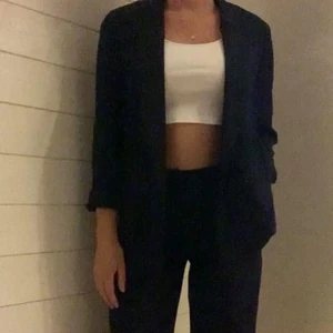 Set - Kavaj och byxor från KappAhl. Storlek 36 i kavajen och 34 i byxorna. Svart leopard mönster. 