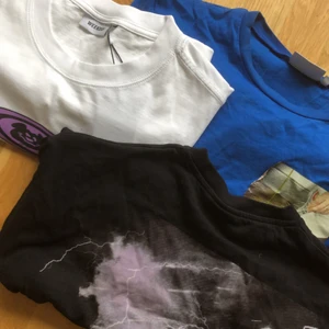 Tröjor med tryck - T-shirts med tryck, har flera andra tröjor med vintage tryck. Skriv ifall du är intresserad så kan priset diskuteras!!