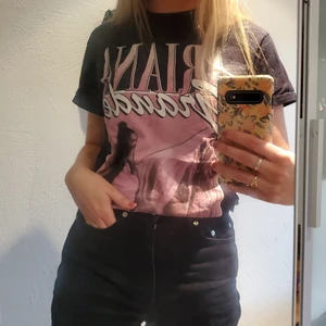 Ariana Grande Tshirt - Lägger ut igen pga oseriösa köpare. Skriv ENDAST om du är intresserad av varan, annars blir du blockad. Äkta Ariana Grande band tshirt från hennes tour 2019 i USA. Fint skick, jättebra tjockare kvalité på tyg! 💓