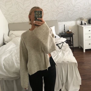 Stickad tröja - Ljus beige stickad tröja som är köpt från chiquelle, öppen slits på båda sidor av tröjan✨ storleken är som en S-M 🎀 köpare står för frakten
