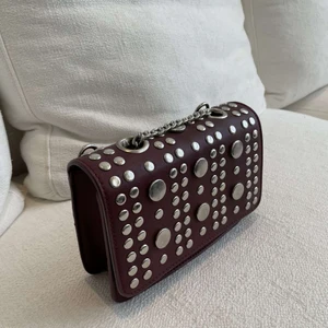 Asos väska - Ascool vinröd väska från asos! Kedja och längre väskband medkommer! Bra skick! Kan både frakta och mötas upp, köpare står isf för frakt!📦