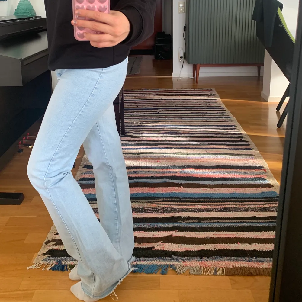 Så himla snygga jeans i helt oanvänt skick! Står ingen storlek men jag är 163 cm lång och de passar bra i längden 💕 kan mötas upp annars tillkommer frakt.. Jeans & Byxor.