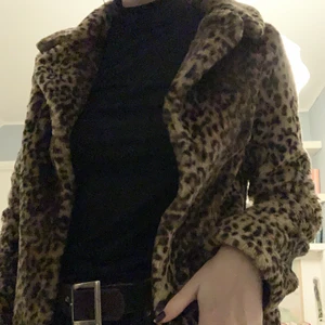 Leopard jacka - Skitsnygg pälsjacka, är inte säker men tror det är syntet päls. Säljer då den är alldeles för liten för mig skulle säga att den hade passat på någon som är typ 150 med storlek s eller xs. Frakt tillkommer 