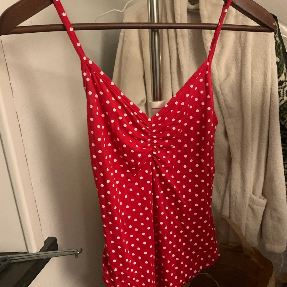 Söt prickig body  - 90