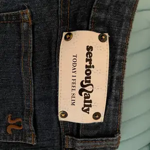 Ett par skit feta ”serious Sally” jeans som min mamma hade in the 90’s dom är slim, med ett stabilt metrieal, men dock för små för mig med storlek S. Hör gärna av er! 🥰😍